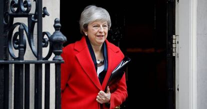 Theresa May se dirige hacia la Cámara de los Comunes desde el número 10 de Downing Street.