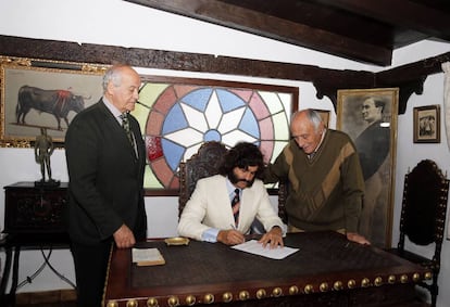 De izquierda a derecha, Ramón Valencia, Morante de la Puebla y Manolo Lozano.