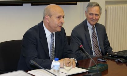 De izquierda a derecha, José Ignacio Wert y Eric Hanushek durante la conferencia.