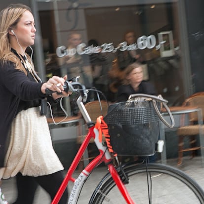 El centro de Copenhague (en la imagen, un café en la comercial Kobmagergade) es ideal para moverse en bici.