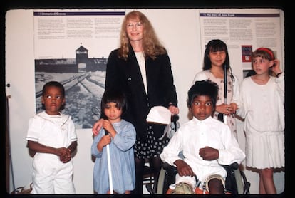 Mia Farrow con cinco de sus hijos en 1996. Foto en la que est&aacute; Thaddeus, el tercero por la derecha.