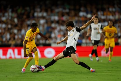 Lamine Yamal frente a Jesús Vázquez, en la visita del Barcelona a Valencia.