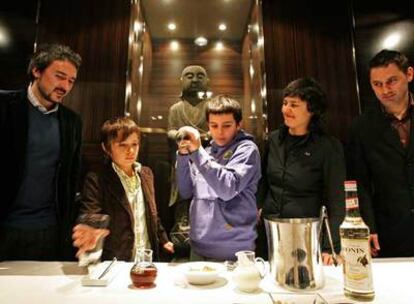 Saúl agita la coctelera junto a su hermano Óscar, su padre, Francisco Patón, y su amiga sumiller Cristina Alcalá, en el hotel Urban.