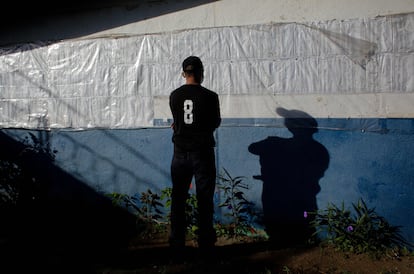 Un hombre busca su nombre en una lista colocada en un centro de votación durante las elecciones presidenciales en Nicaragua, este domingo.