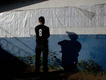 Un hombre busca su nombre en una lista colocada en un centro de votación durante las elecciones presidenciales en Nicaragua, este domingo.