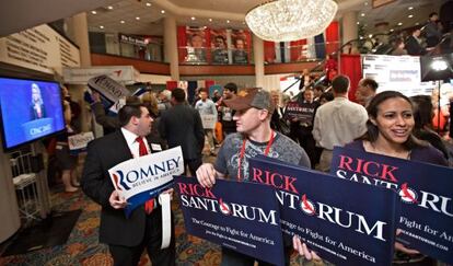 Dos votantes que apoyan a Santorum frente a uno que apoya a Romney, en la conferencia CPAC.