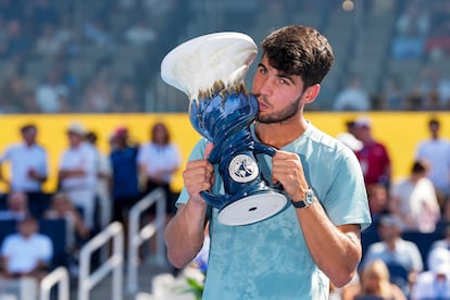 Alcaraz besa el trofeo en Cincinnati, el quinto para él esta temporada, tras la retirada de Sinner.