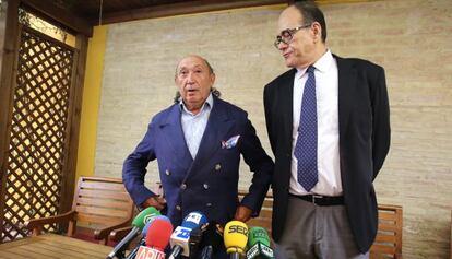 Francis Montesinos, a la izquierda, con su abogado Pedro Nácher.