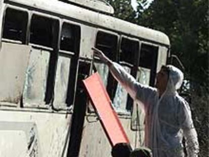 Investigadores israelíes registran el autobús atacado por terroristas palestinos.