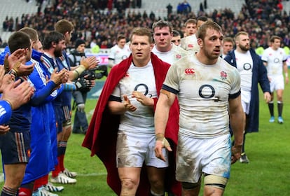 Los jugadores franceses aplauden a Inglaterra tras el partido de apertura del Seis Naciones.