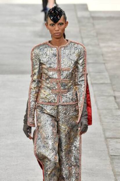 La modelo Adesuwa Aighewi viste un traje metalizado de Chanel alta costura.