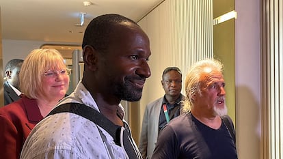 En primer plano, Olivier Dubois, y a su derecha en la imagen, Jeffery Woodke, este lunes a su llegada al aeropuerto de Niamey tras ser liberados por el grupo terrorista JNIM.
