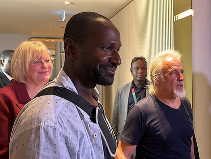 En primer plano, Olivier Dubois, y a su derecha en la imagen, Jeffery Woodke, este lunes a su llegada al aeropuerto de Niamey tras ser liberados por el grupo terrorista JNIM.