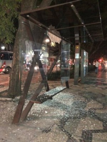 Ponto de &ocirc;nibus depredado na regi&atilde;o da avenida S&atilde;o Lu&iacute;s.