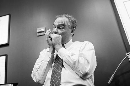 Al final de las Primarias, el senador Tim Kaine saca su armnica.