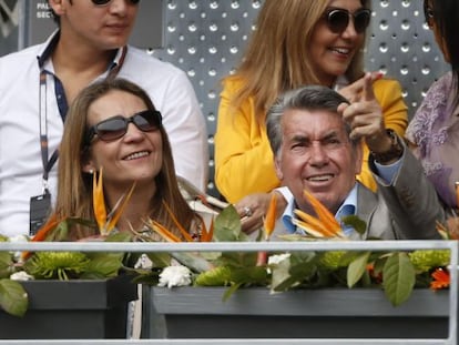 La infanta Elena, junto a Manolo Santana, en el Open de Tenis de Madrid, el martes.