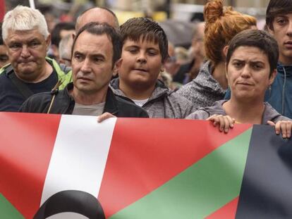 Los expresos de ETA Jose Antonio L&oacute;pez Ruiz &#039;Kubati&#039; y Enrique San Epifanio &#039;Pipe&#039;, durante una manifestaci&oacute;n en Galdakao contra la pol&iacute;tica penitenciaria.