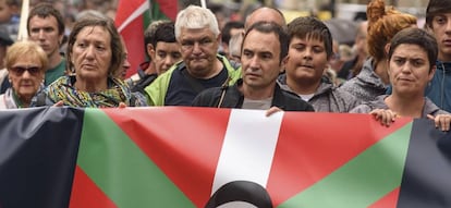 Los expresos de ETA Jose Antonio López Ruiz 'Kubati' y Enrique San Epifanio 'Pipe', durante una manifestación en Galdakao contra la política penitenciaria.