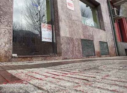 Fachada de la sede socialista en Irún contra la que un joven de 19 años arrojó esta noche pintura roja.