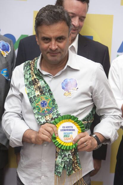 Aécio veste uma faixa cedida pela Fundação Abrinq no dia 15, em São Paulo.