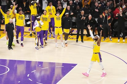  LeBron James celebra haberse convertido en el jugador con más puntos marcados en la historia de toda la NBA.