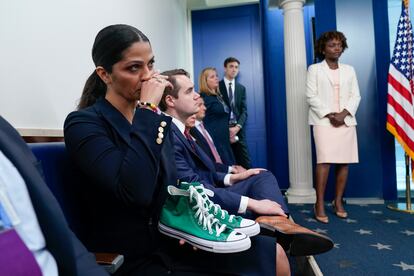 Camila Alves McConaughey escucha emocionada las palabras de su marido mientras sostiene unas zapatillas Converse verdes, calzado que era de la fallecida Maite Yuleana Rodríguez, de 10 años.