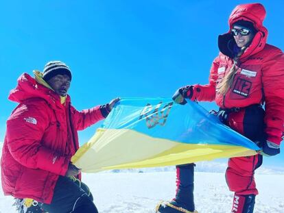 Irina Galay, a la derecha, en la cima del K2.