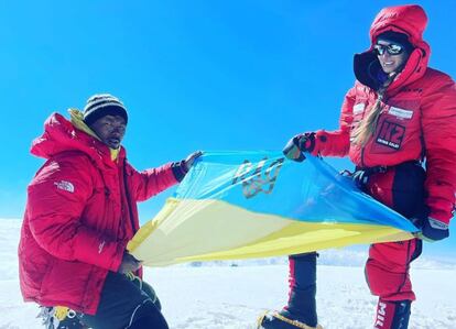 Irina Galay, a la derecha, en la cima del K2.