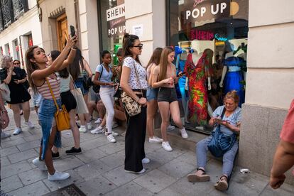 La cola para acceder a la tienda ha sido inmensa y se empezaba a formar desde primera hora de la mañana ya que en las redes sociales de la marca se informaba de que darían acceso a 720 personas, las primeras que llegaran a la tienda.