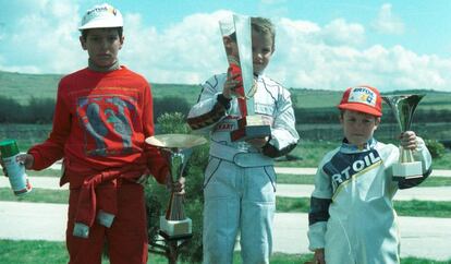 Fernando Alonso, a la derecha, y Antonio Garc&iacute;a, en el centro, comparten podio en 1989.