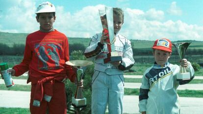 Fernando Alonso, a la derecha, y Antonio Garc&iacute;a, en el centro, comparten podio en 1989.