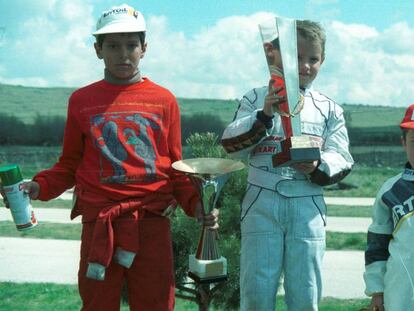 Fernando Alonso, a la derecha, y Antonio Garc&iacute;a, en el centro, comparten podio en 1989.