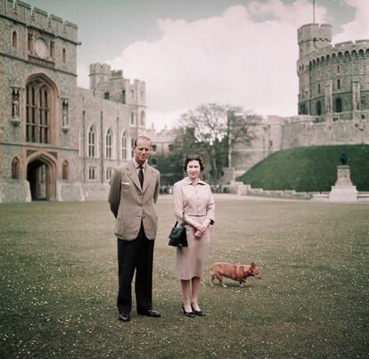 La reina Isabel II y el príncipe Felipe en el castillo de Windsor, en junio de 1959.