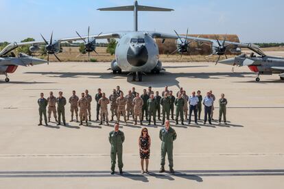 La ministra de Defensa, Margarita Robles, en una visita a la Base Aérea de Los Llanos, en Albacete.