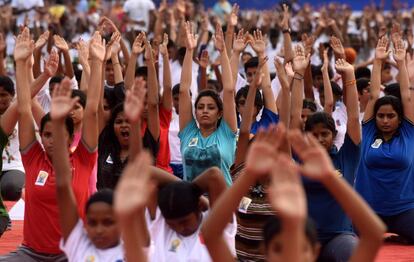 Estudiantes indias durante una sesión de yoga en Chennai.