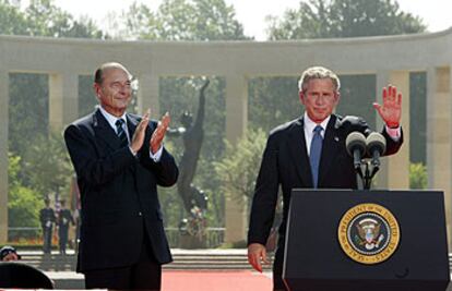 El presidente Chirac aplaude a George Bush durante su discurso en el cementerio norteamericano de Normadía.