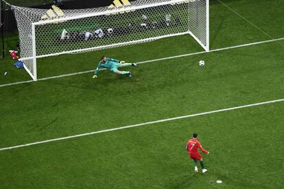Cristiano Ronaldo dispara de penalti tras una falta dentro del área del defensa español Nacho.