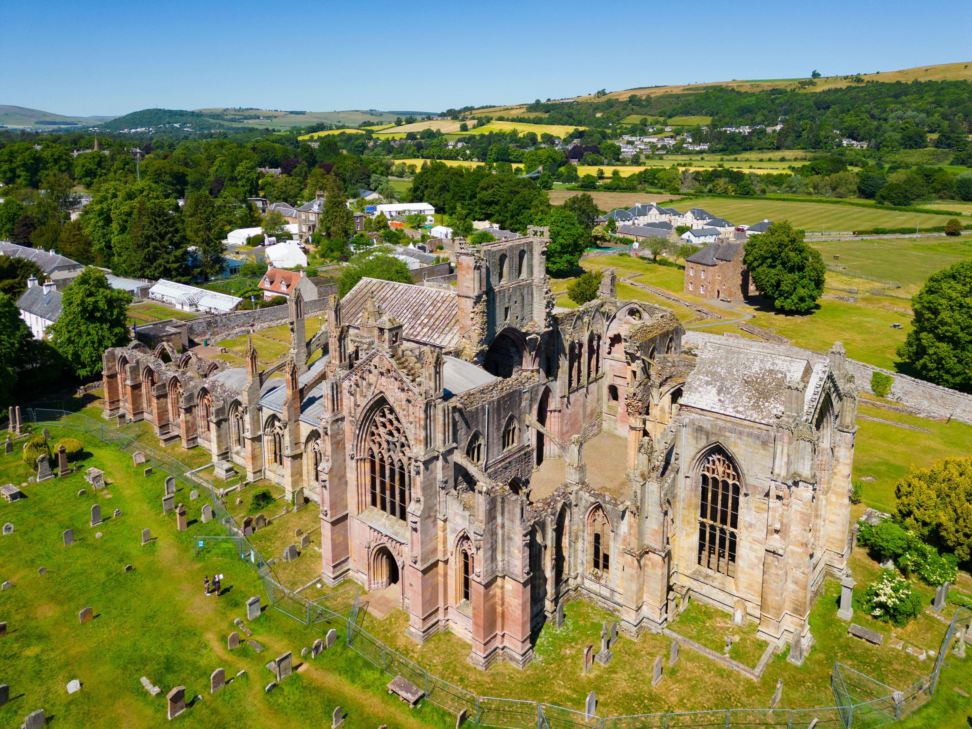 Vista aérea de las ruinas de la abadía de Melrose, en la región de Scottish Borders.