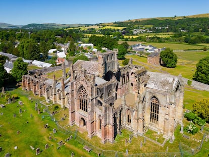 Vista aérea de las ruinas de la abadía de Melrose, en la región de Scottish Borders.