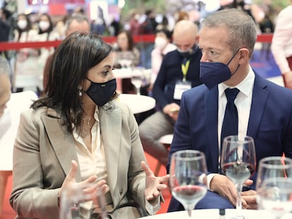 La presidente del Gobierno de La Rioja, Concepción Andreu y el presidente del Senado, Ander Gil, en el estand de La Rioja en la Feria Internacional del Turismo, Fitur 2022, en Madrid, el 20 de enero.