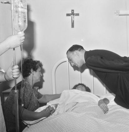 Carmen Anguita durante su ingreso hospitalario tras el atentado, en 1963.