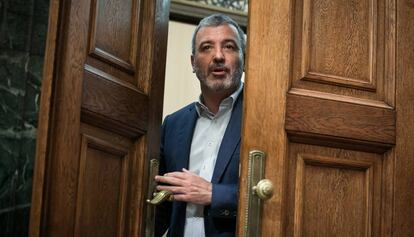 Jaume Collboni entra en la sala de plenos.