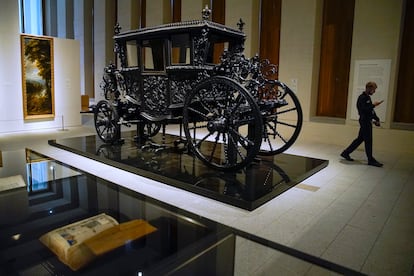 'Carroza negra', en madera de nogal y hierro (1670-1680), en la zona dedicada a Carlos II.