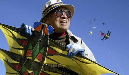 Tyrus Wong, volando cometas en la playa de Santa Mónica
