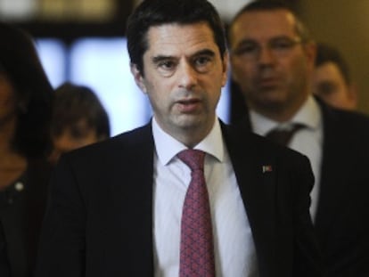 El ministro de Finanzas portugués, Vitor Gaspar, llega al Parlamento para entregar el borrador de Presupuestos.