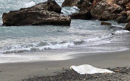 El cuerpo sin vida de una mujer encontrado este viernes en la playa de La Herradura, en Almuñécar, Granada.