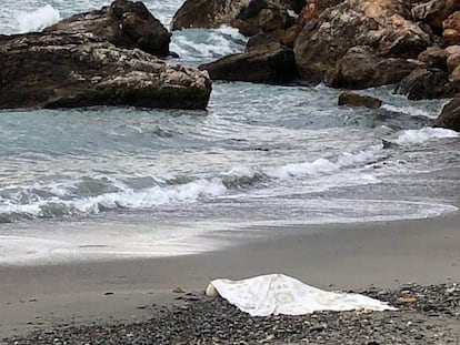 El cuerpo sin vida de una mujer encontrado este viernes en la playa de La Herradura, en Almuñécar, Granada.