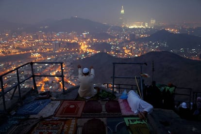 Un peregrino reza en el monte al-Noor, en la ciudad sagrada de La Meca (Arabia Saudí).