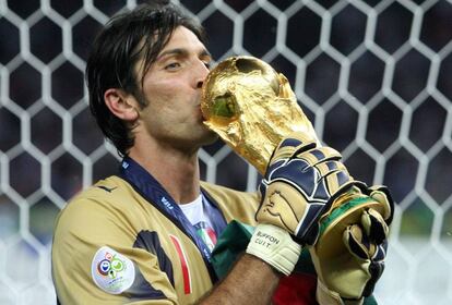 Buffon beija a taça da Copa do Mundo de 2006, na Alemanha. O título mais importante de sua carreira.