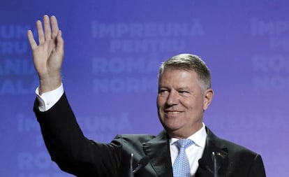 El presidente rumano en funciones, Klaus Iohannis, este domingo en Bucarest.